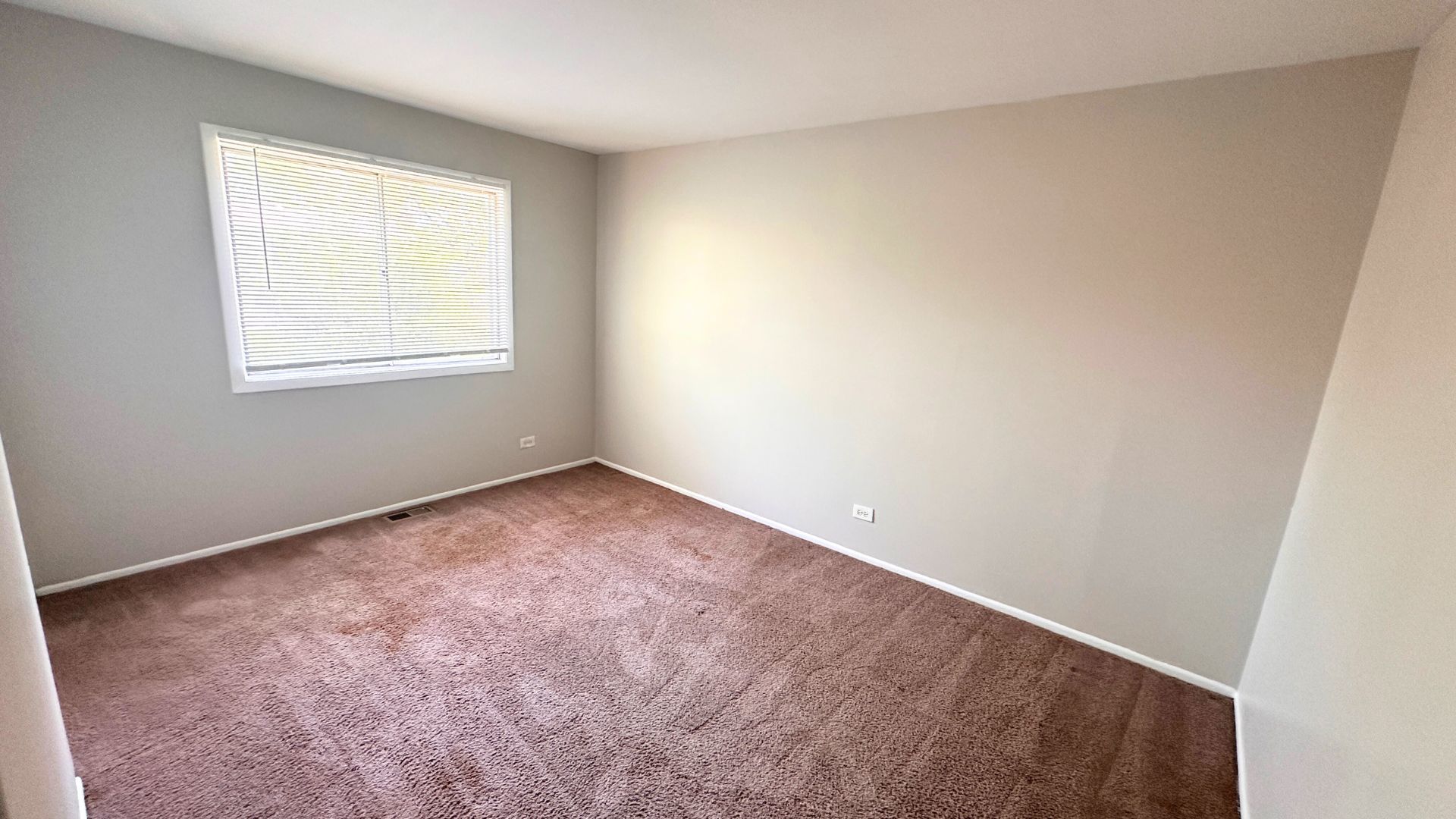 123 Oriole Road Matteson, IL 60443 - Photo 5 of 21 an empty room with a window