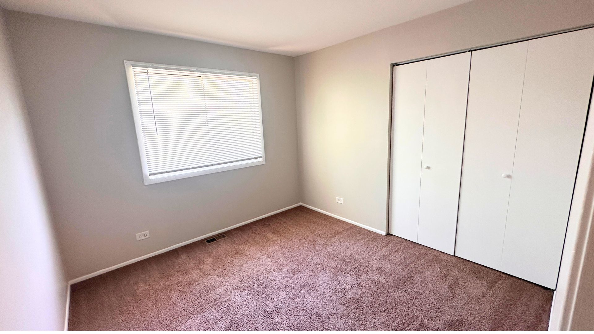 123 Oriole Road Matteson, IL 60443 - Photo 7 of 21 an empty room with windows