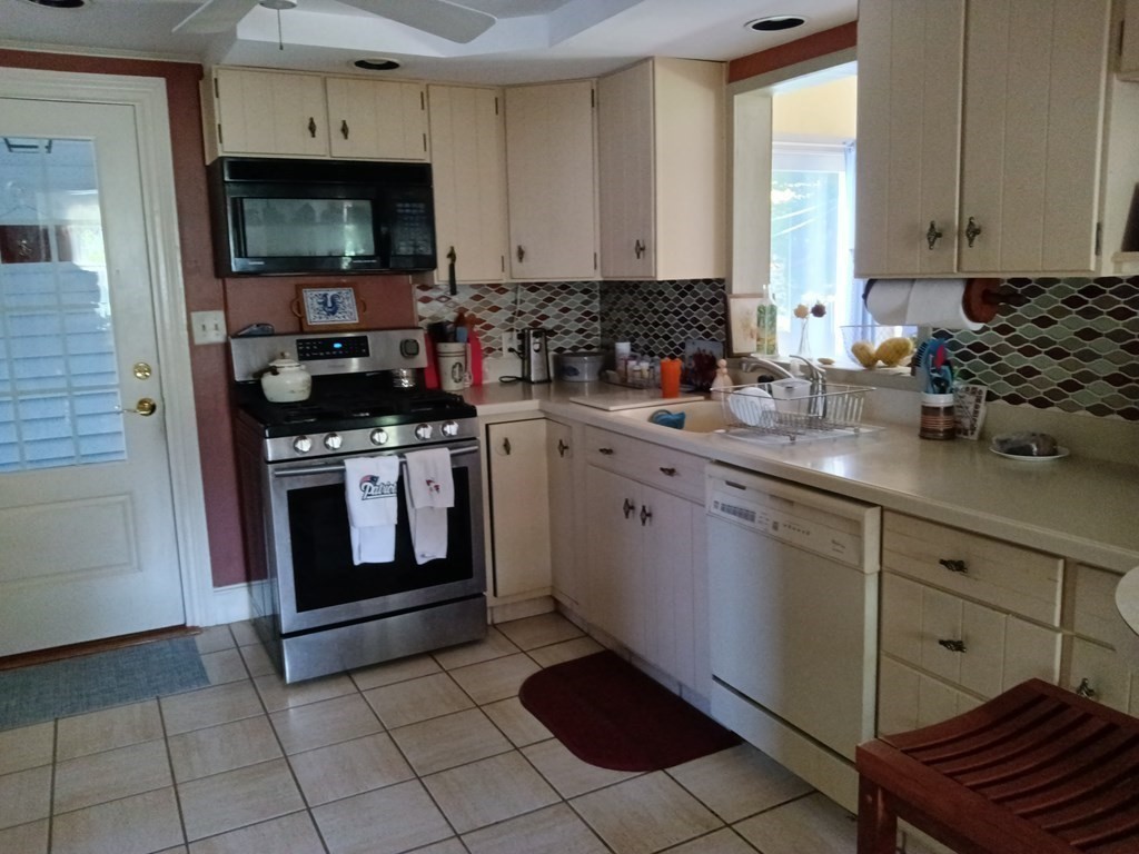 22 Governor Andrew Road Hingham, MA 02043 - Photo 5 of 18 Gallery Image 5