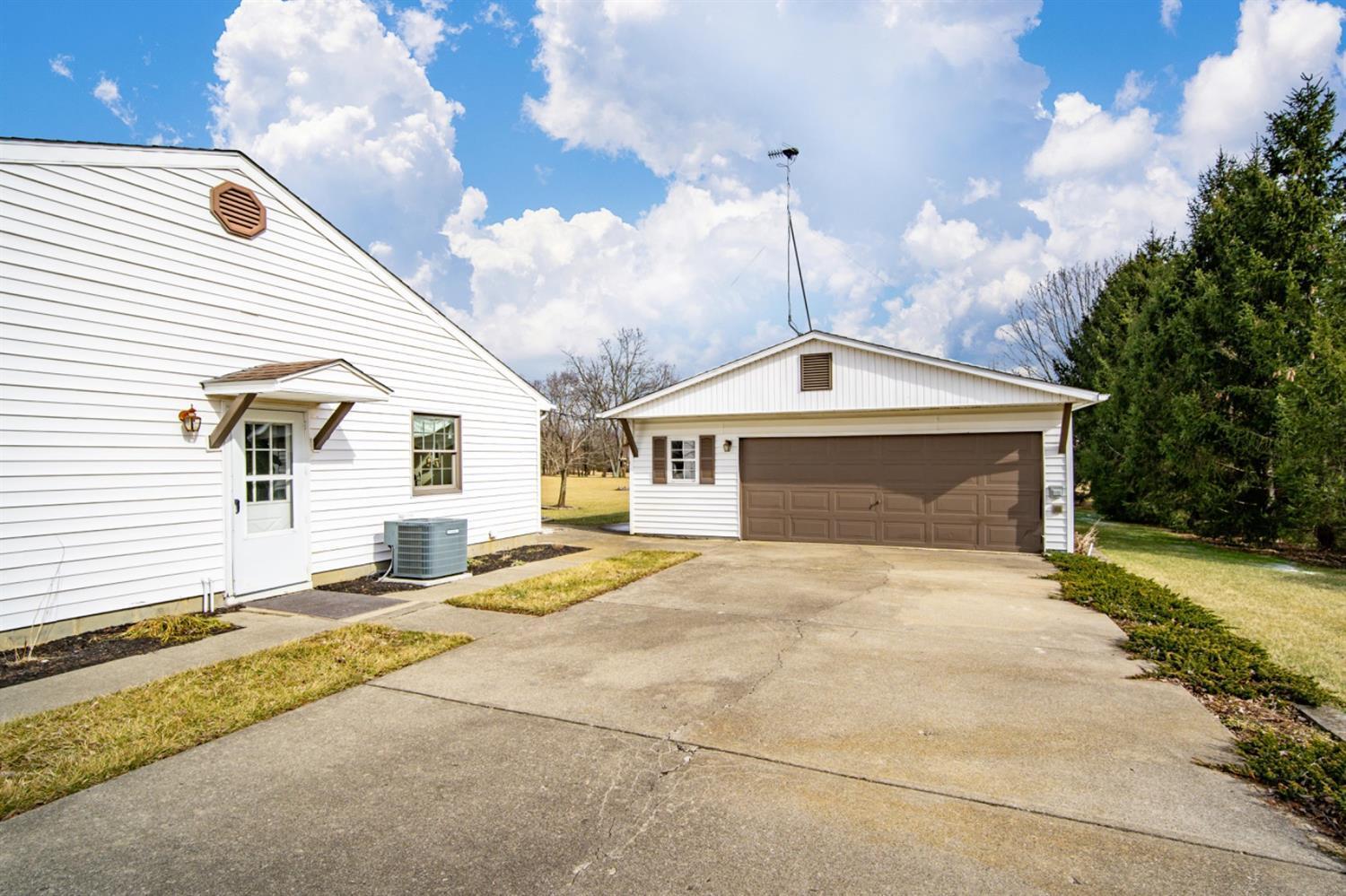 6888 Bunnell Hill Road Springboro, OH 45066 - Photo 4 of 32