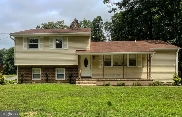 a view of an house with backyard space and garden