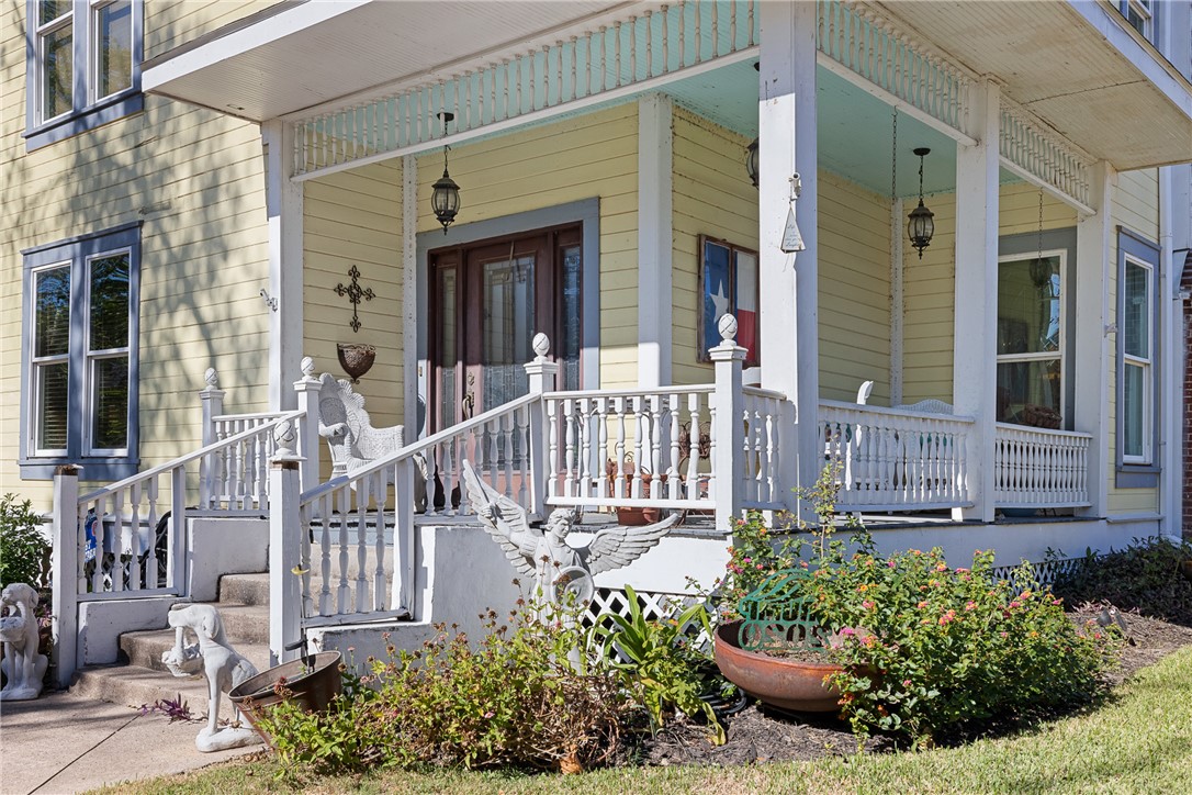 1017 Water Street Navasota, TX 77868 - Photo 5 of 28 front view of a house with a yard