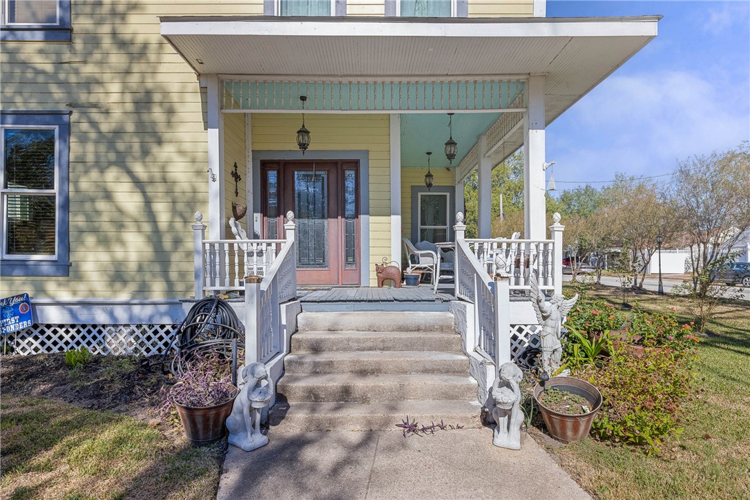 1017 Water Street Navasota, TX 77868 - Photo 6 of 28 a view of a house with entryway and front door