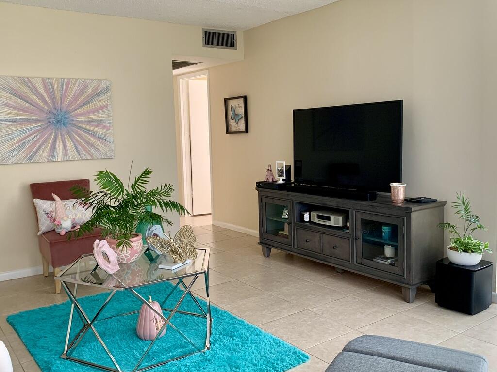 556 Fanshaw North, Unit 556 Boca Raton, FL 33434 - Photo 6 of 73 Living
