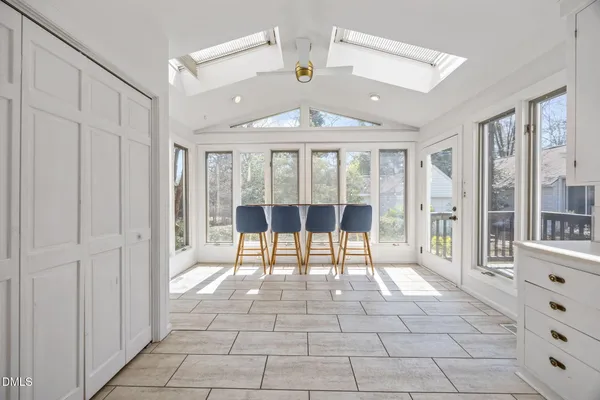 a view of an entryway with a livingroom