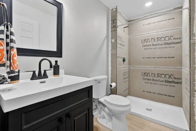 a view of livingroom with furniture