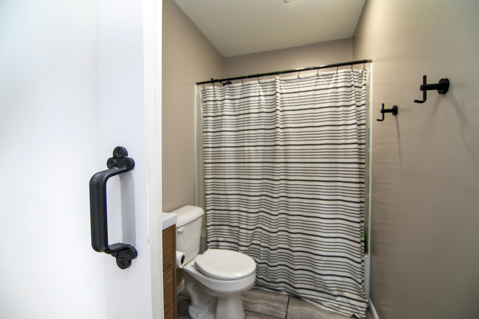 3494 El Paso Drive Kankakee, IL 60901 - Photo 11 of 20 a bathroom with a toilet and a shower