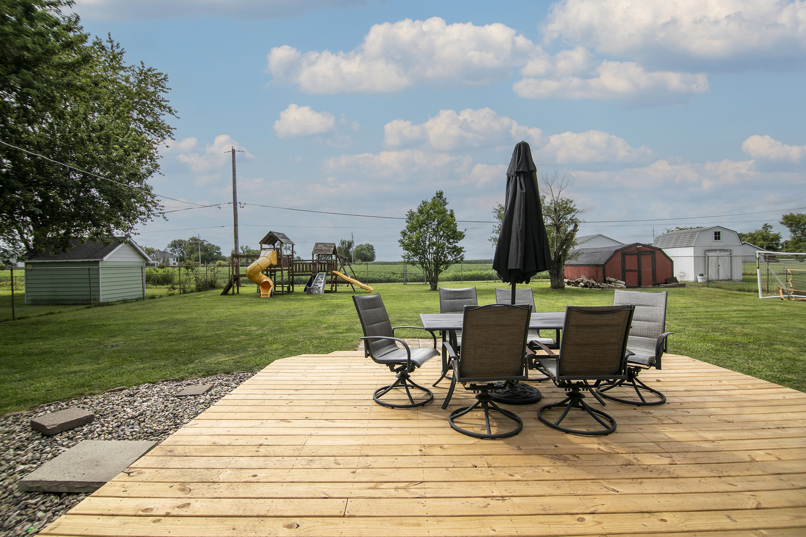 3494 El Paso Drive Kankakee, IL 60901 - Photo 18 of 20 a view of a patio with table and chairs potted plants and a palm tree