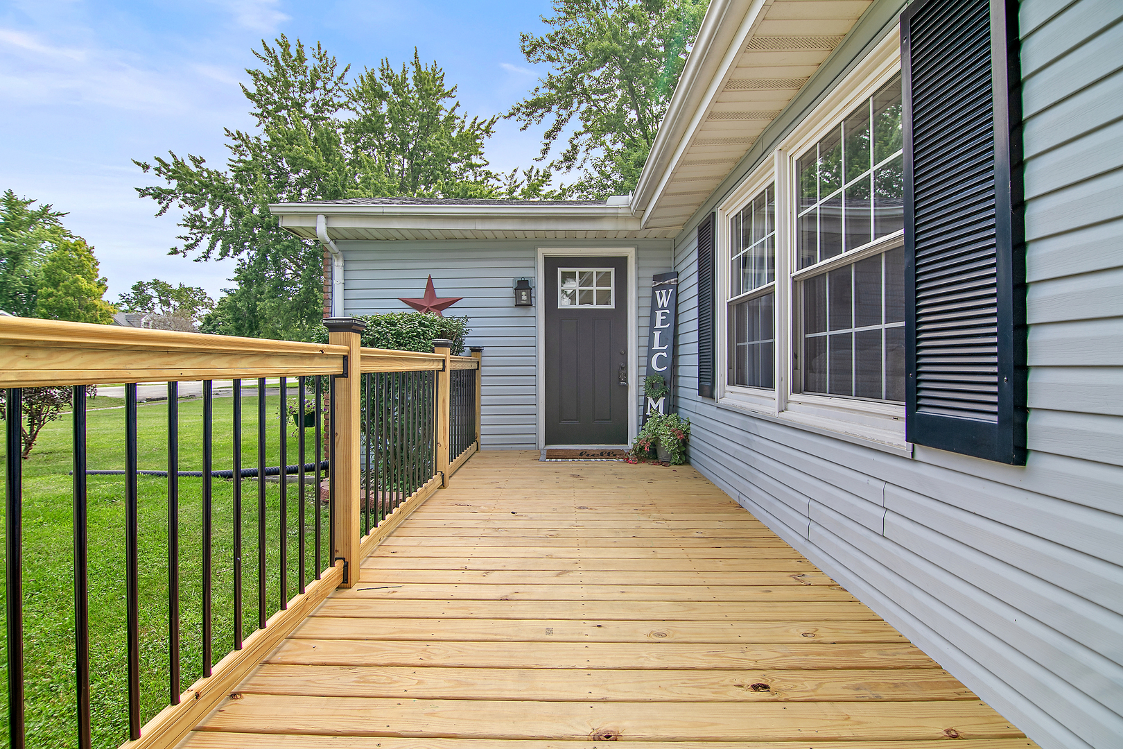 3494 El Paso Drive Kankakee, IL 60901 - Photo 2 of 20 a porch with seating space