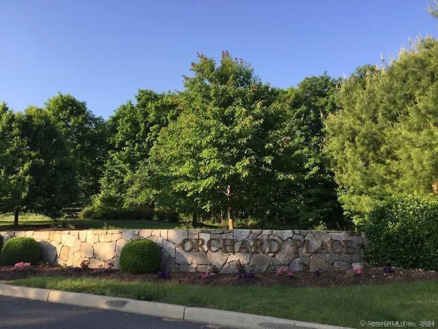 $1,950 | 20 Orchard Street, Unit 204, Brookfield, CT 06804