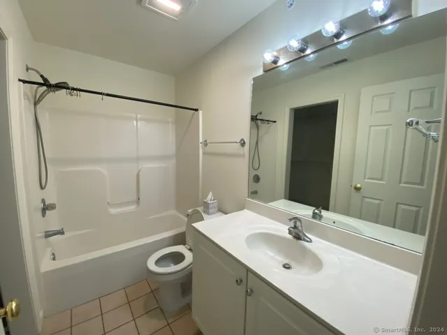 $1,950 | 20 Orchard Street, Unit 204, Brookfield, CT 06804