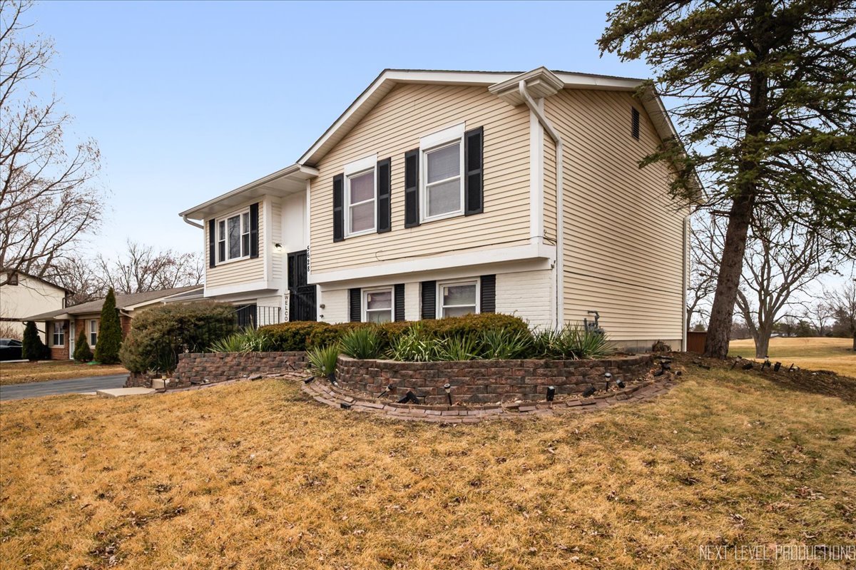 5628 Crestwood Road Matteson, IL 60443 - Photo 2 of 30 a front view of a house with a yard