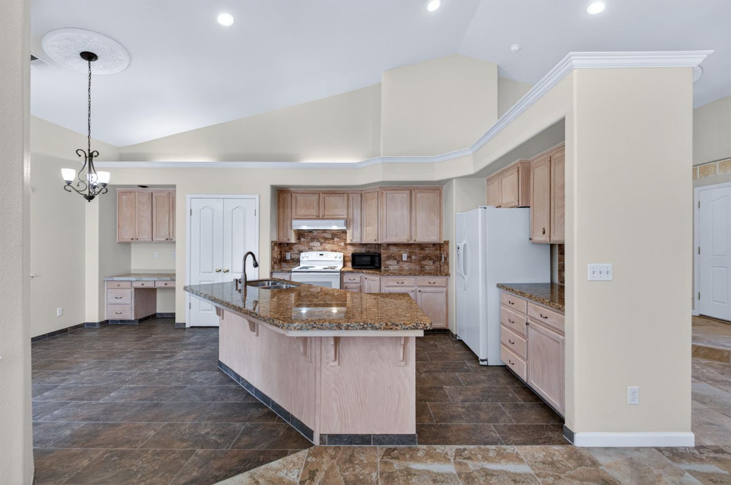 794 Applegate Avenue Clovis, CA 93611 - Photo 9 of 28