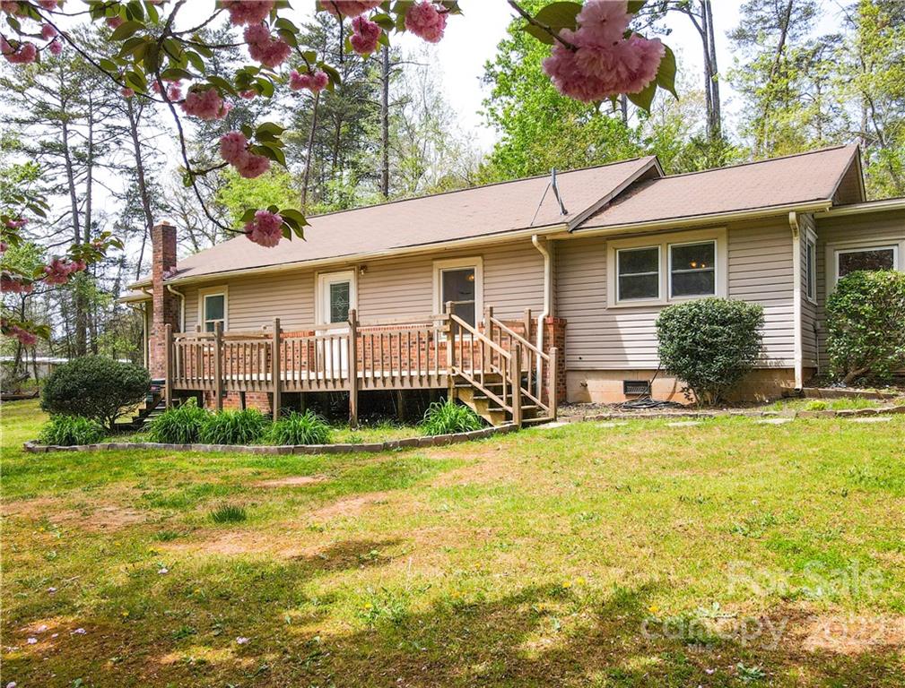 a view of a house with a yard and plants