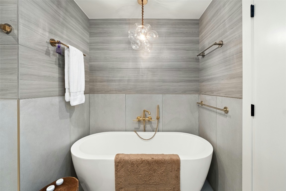 70 Rainey Street, Unit 2702 Austin, TX 78701 - Photo 18 of 40 a bathroom with a sink a toilet and shower