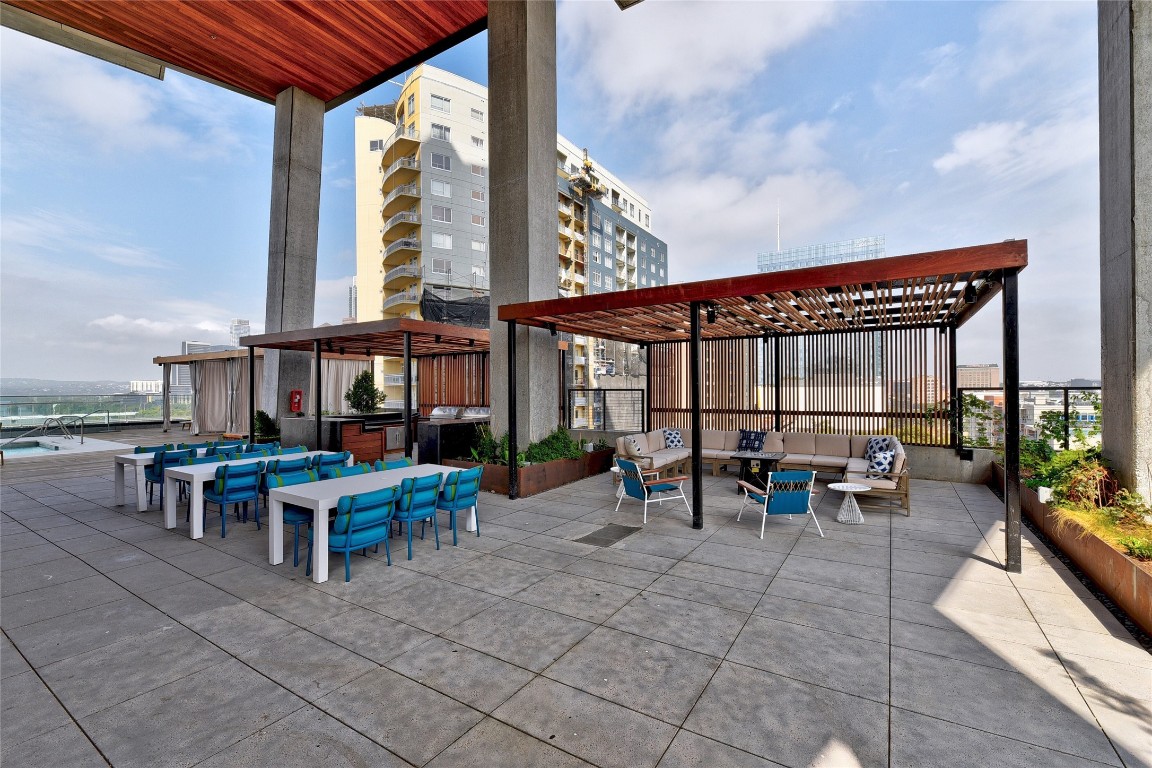 70 Rainey Street, Unit 2702 Austin, TX 78701 - Photo 36 of 40 a view of a tables and chairs in patio
