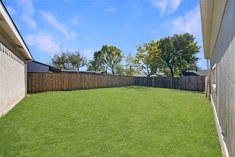 a view of yard with green space