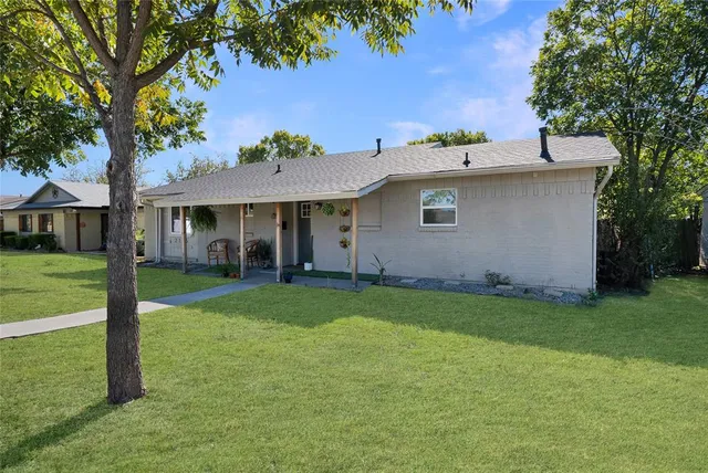 a view of a house with a backyard