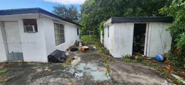 a view of a house with backyard and garden