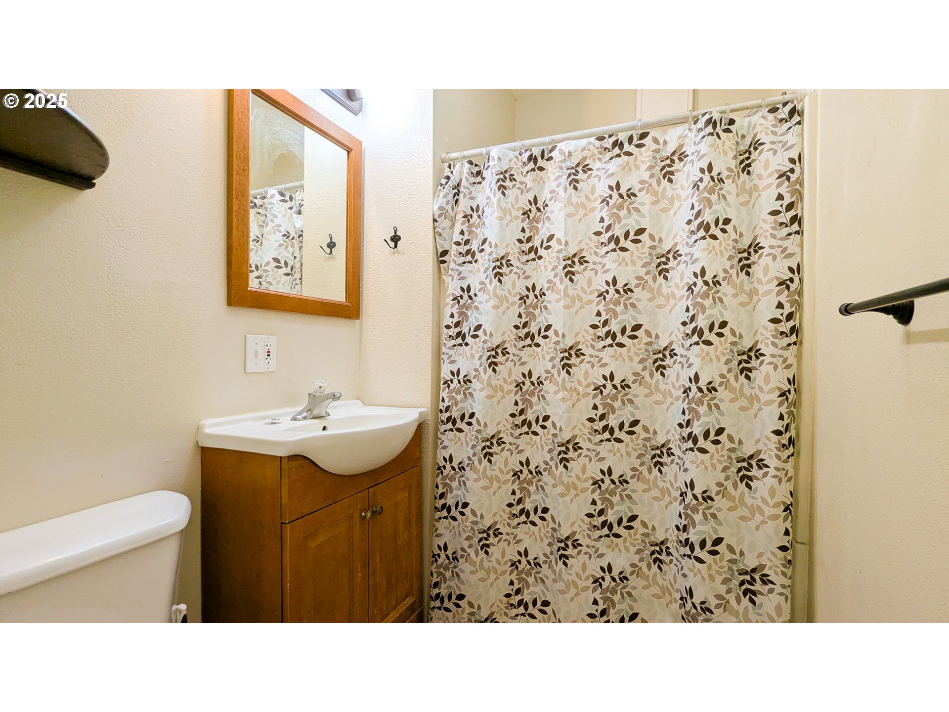 216 Solar Street Helix, OR 97835 - Photo 20 of 36 a bathroom with a sink toilet and shower