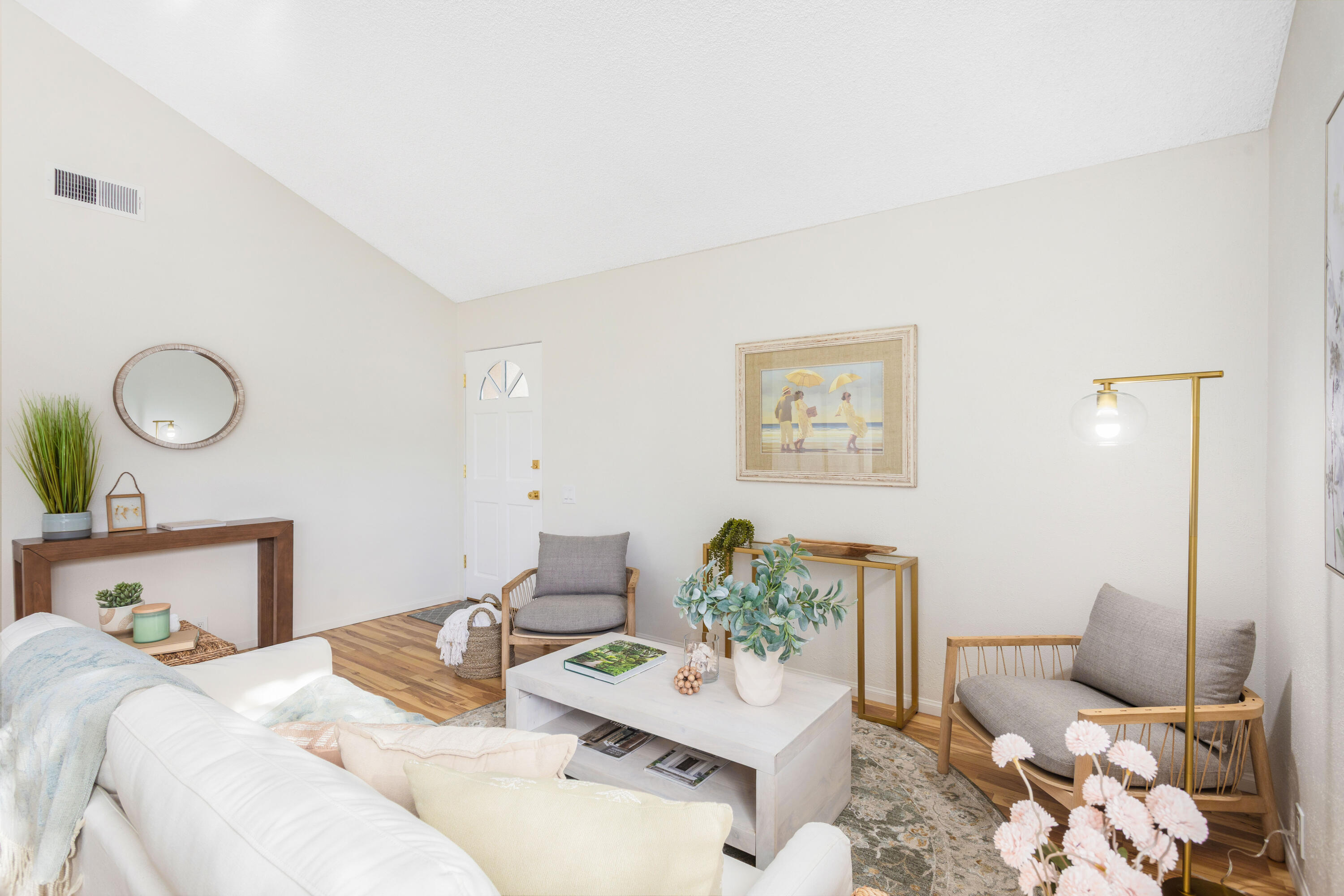 1425 Azalea Drive Carpinteria, CA 93013 - Photo 4 of 28 Entry to living room