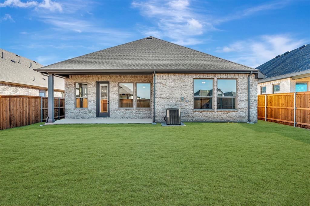 4022 Yellowstone Road Royse City, TX 75189 - Photo 3 of 20 a front view of a house with garden