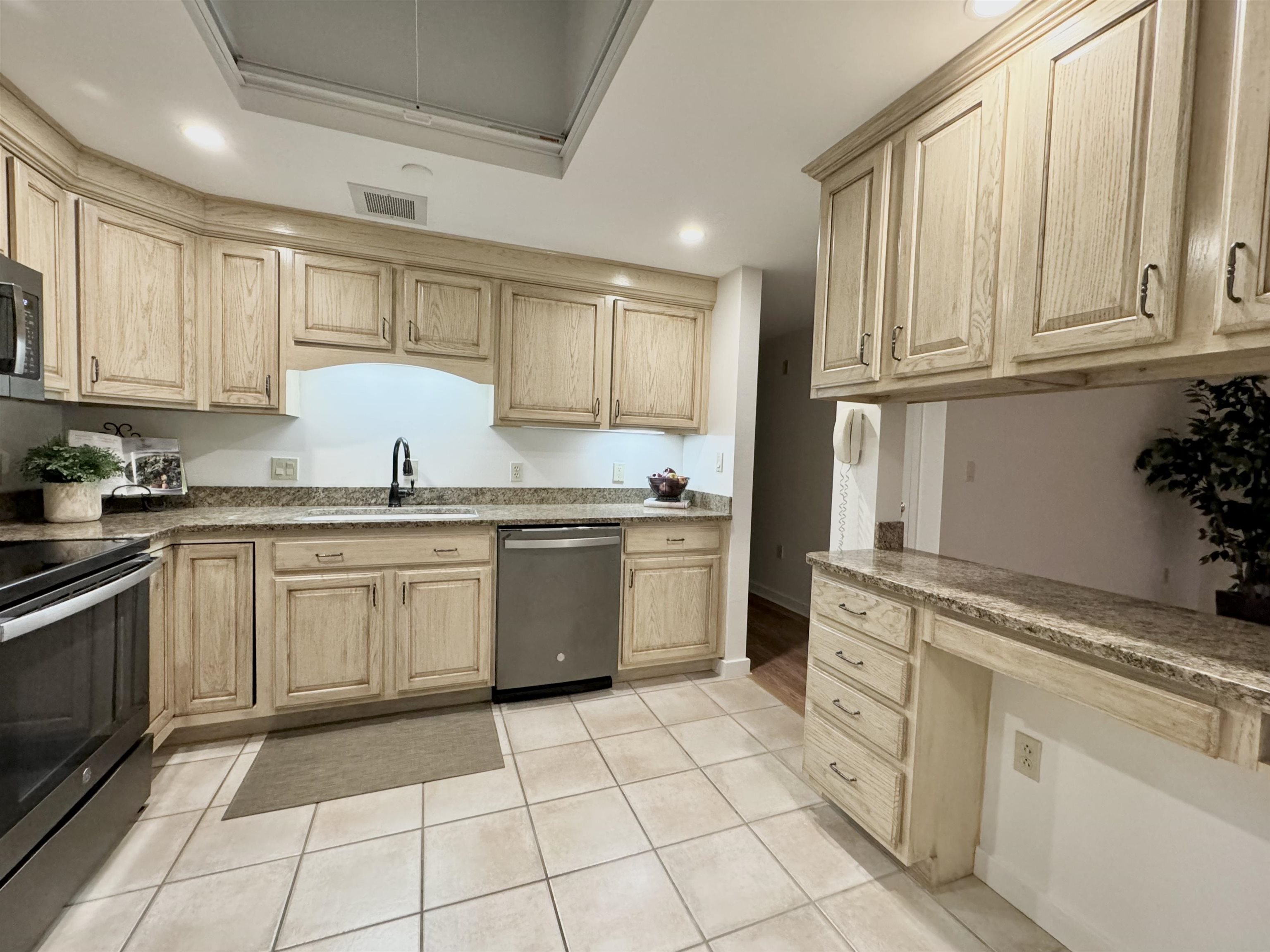 300 River Road, Unit 605 Manchester, NH 03104 - Photo 8 of 36 Gallery Image 8