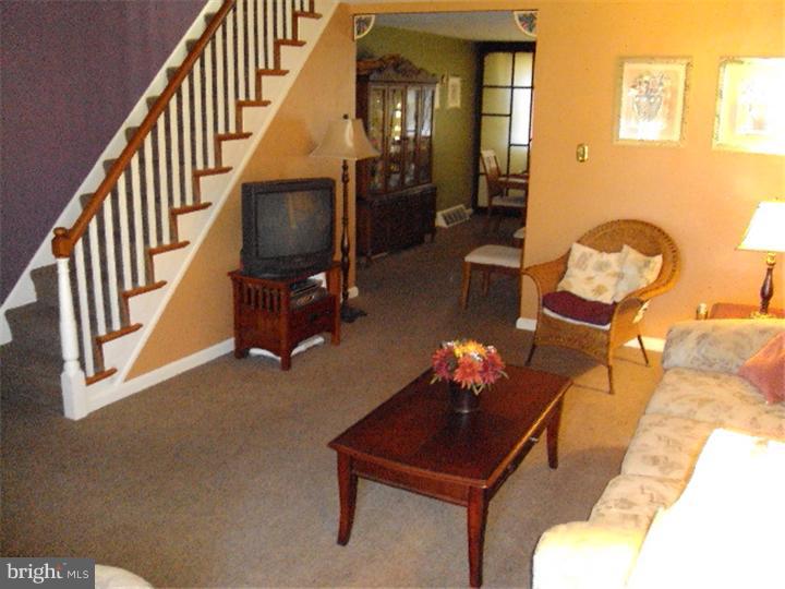 3040 Willits Road Philadelphia, PA 19136 - Photo 3 of 25 Living Room