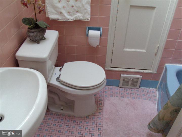 3040 Willits Road Philadelphia, PA 19136 - Photo 22 of 25 Bathroom
