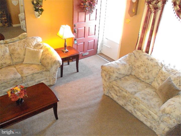 3040 Willits Road Philadelphia, PA 19136 - Photo 4 of 25 Living Room