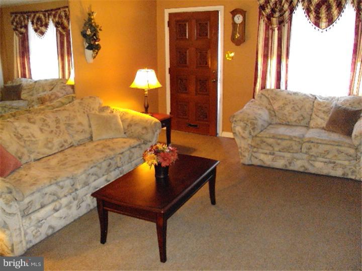 3040 Willits Road Philadelphia, PA 19136 - Photo 5 of 25 Living Room