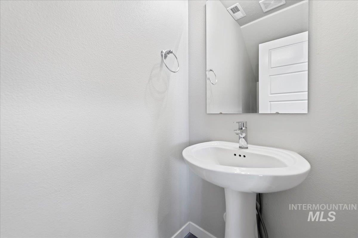 2471 East Goldstone Street Meridian, ID 83642 - Photo 15 of 27 Bathroom with a textured wall