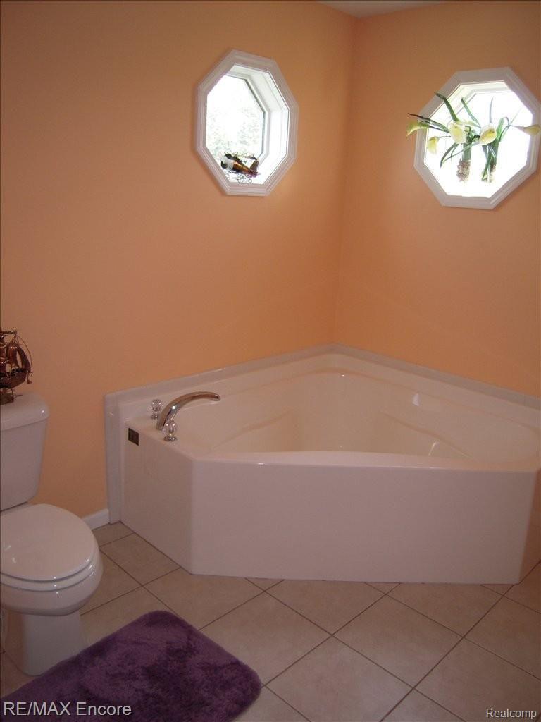 5036 Granger Road Oxford, MI 48371 - Photo 17 of 25 Master Bath w/Garden Tub