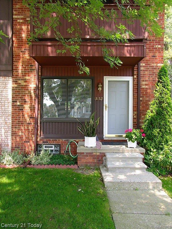 3132 Summers Road, Unit 10 Keego Harbor, MI 48320 - Photo 2 of 15 front2