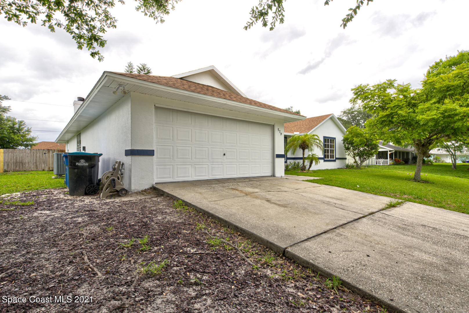 279 Rheine Road Northwest Palm Bay, FL 32907 - Photo 2 of 35 front of house left