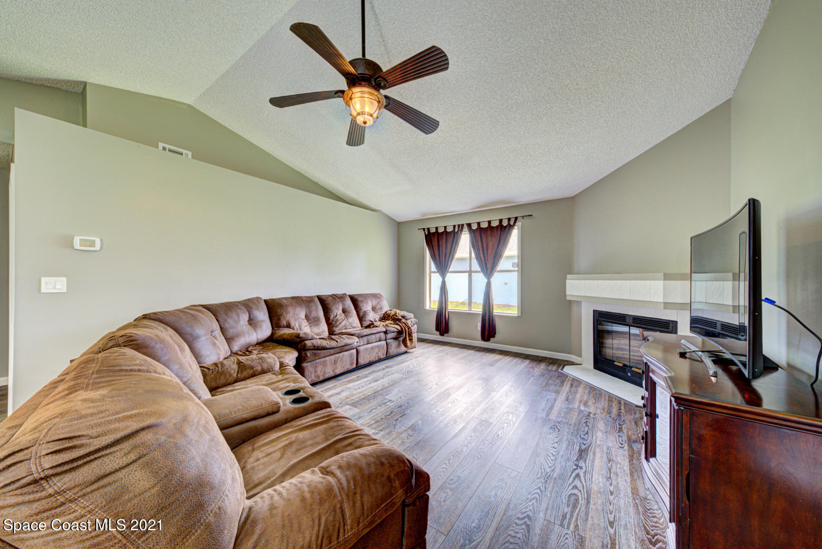 279 Rheine Road Northwest Palm Bay, FL 32907 - Photo 7 of 35 family room with vaulted ceiling