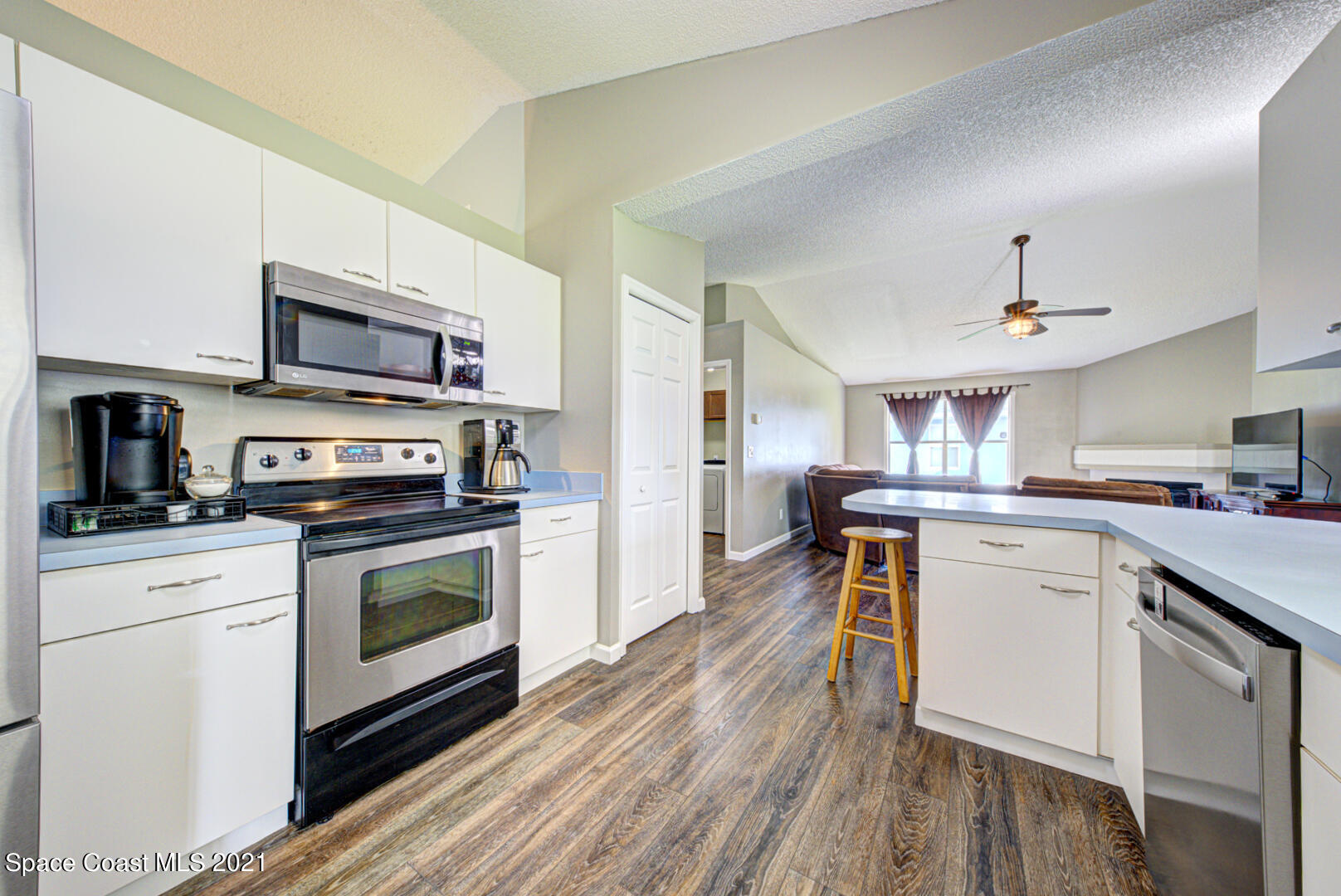 279 Rheine Road Northwest Palm Bay, FL 32907 - Photo 9 of 35 kitchen with breakfast bar