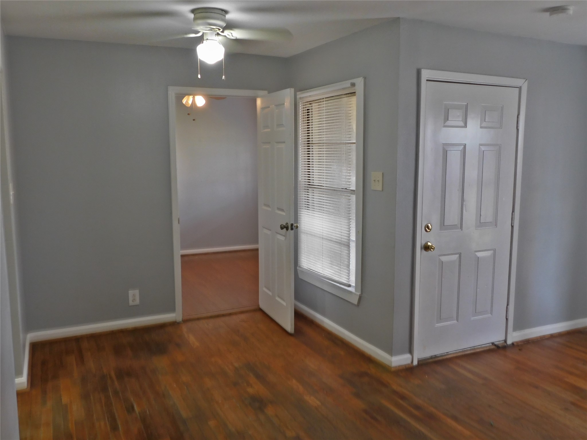 3934 Cosby Street Houston, TX 77021 - Photo 7 of 10 an empty room with closet and a chandelier fan