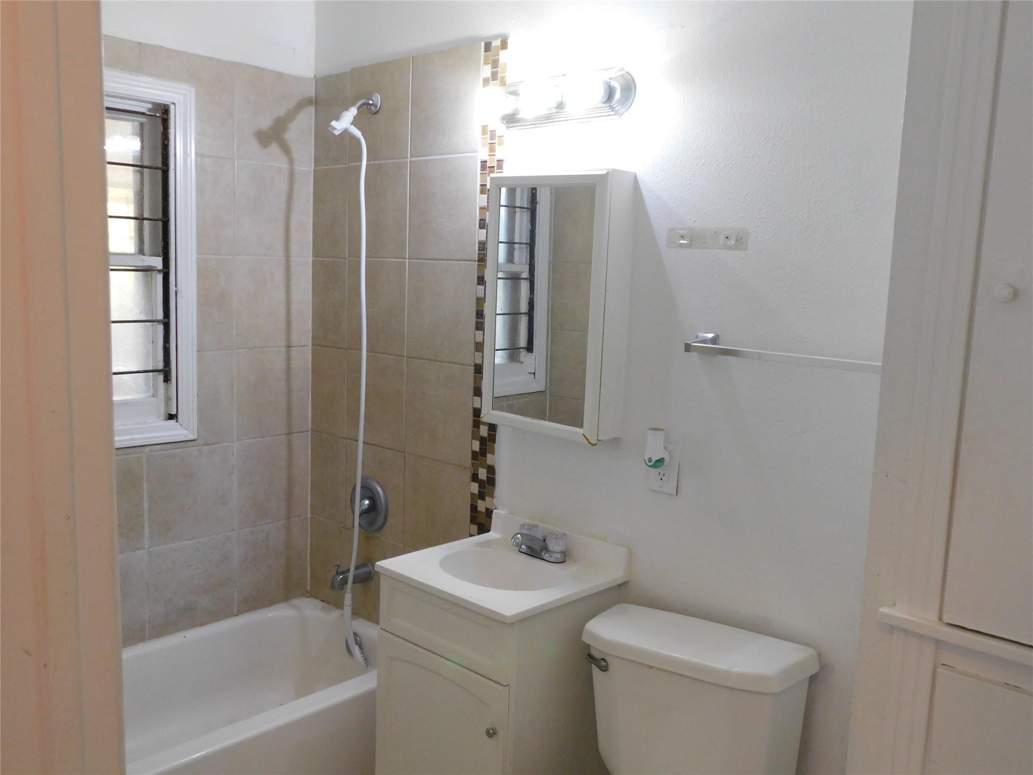 3934 Cosby Street Houston, TX 77021 - Photo 8 of 10 a bathroom with a toilet a sink and shower