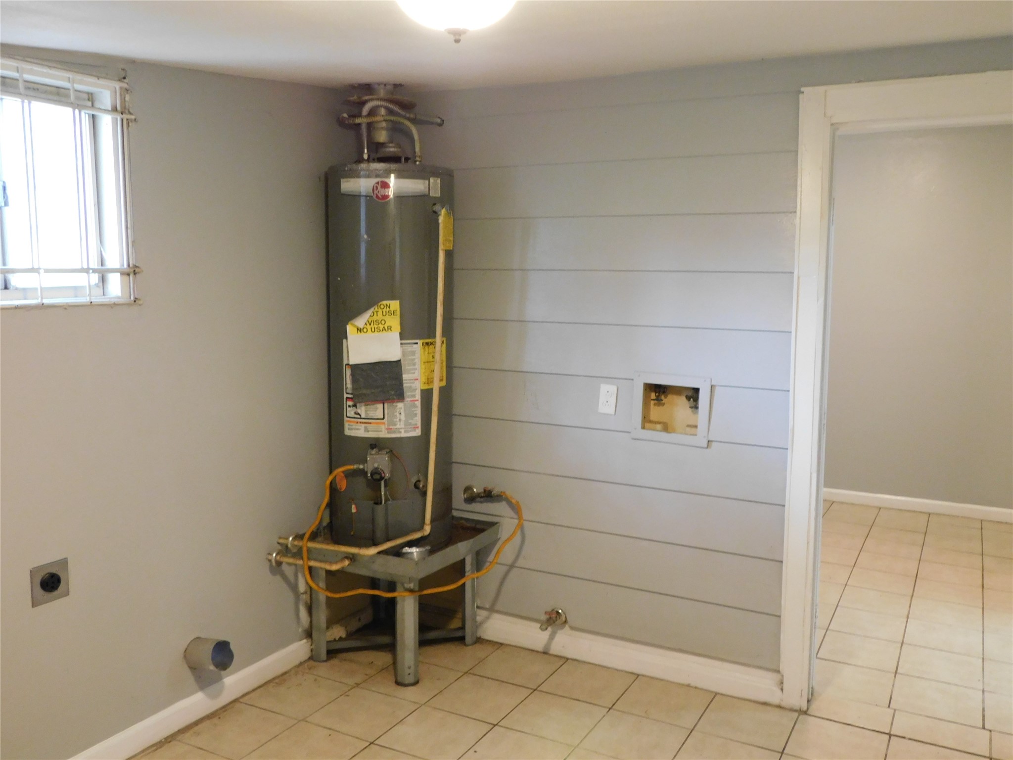 3934 Cosby Street Houston, TX 77021 - Photo 9 of 10 a workspace with furniture and window