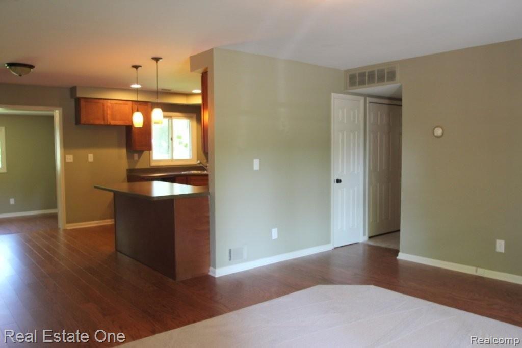 855 North Commerce Road Commerce Township, MI 48382 - Photo 3 of 25 3.JPG