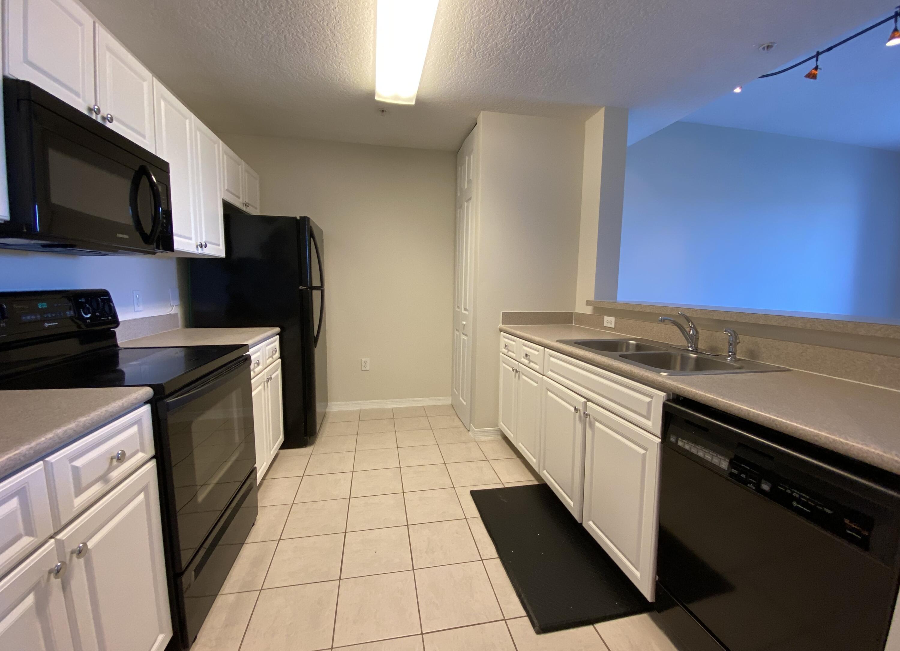 1155 Main Street, Unit 303 Jupiter, FL 33458 - Photo 8 of 25 Kitchen