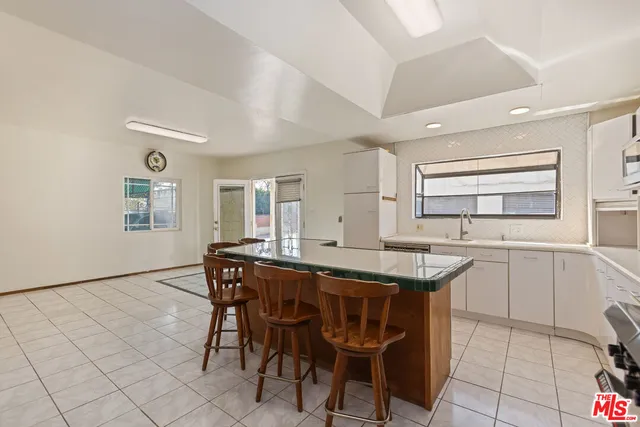 $2,400,000 | 955 South Highland Avenue, Los Angeles, CA 90036