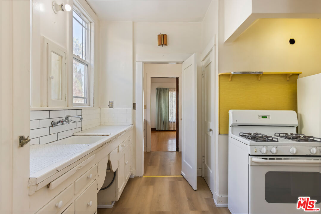 955 South Highland Avenue Los Angeles, CA 90036 - Photo 19 of 47 a kitchen with a sink stove and refrigerator