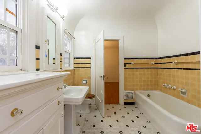 $2,400,000 | 955 South Highland Avenue, Los Angeles, CA 90036