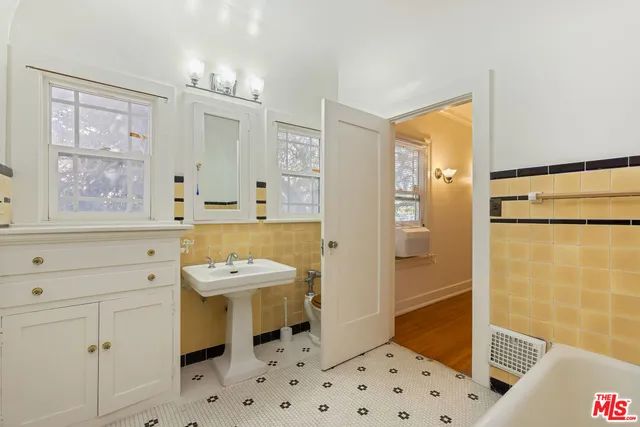 $2,400,000 | 955 South Highland Avenue, Los Angeles, CA 90036