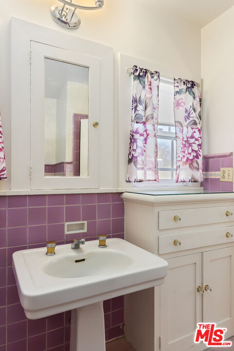 955 South Highland Avenue Los Angeles, CA 90036 - Photo 37 of 47 a bathroom with a sink and a mirror