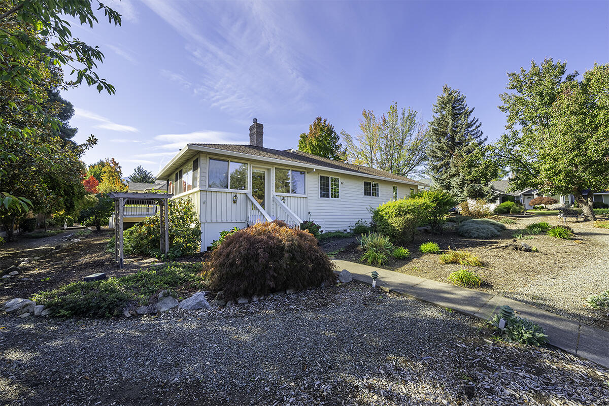938 Cypress Point Loop Ashland, OR 97520 - Photo 2 of 35
