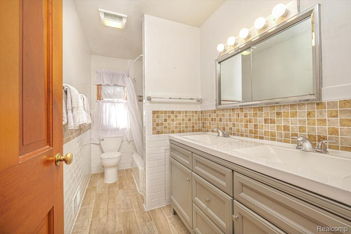 422 Isbell Street Howell, MI 48843 - Photo 11 of 23 Full Bathroom