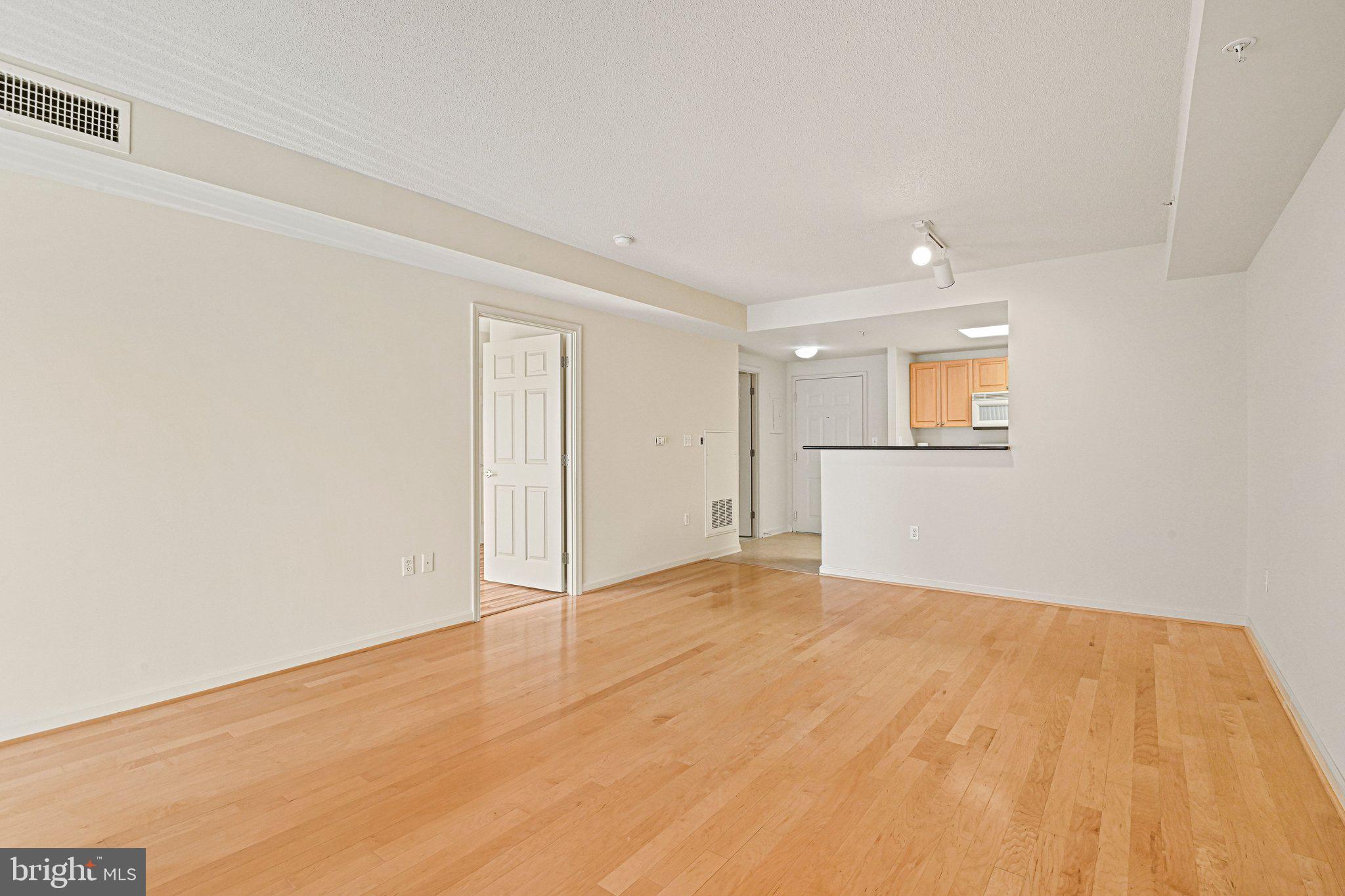 2726 Gallows Road, Unit 417 Vienna, VA 22180 - Photo 17 of 44 Living Room